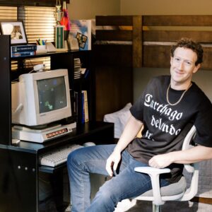 Mark Zuckerberg pose avec un t-shirt "Carthago delenda est"